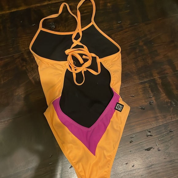 Jolyn- Tie back one piece - Picture 2 of 5